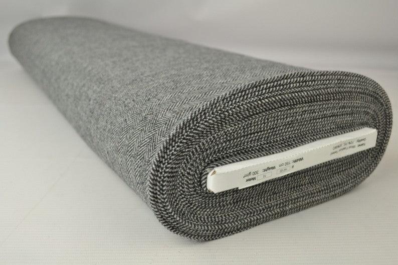 GRÅ ULD/POLYESTER STOF MED TWEEDSTRUKTUR MED SILDEBENSMØNSTER