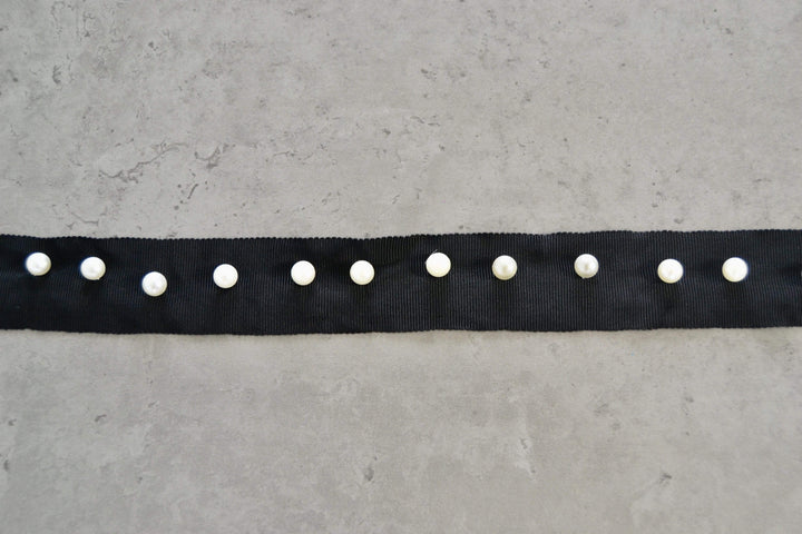 SORT BÅND MED HVIDE PERLER 30MM