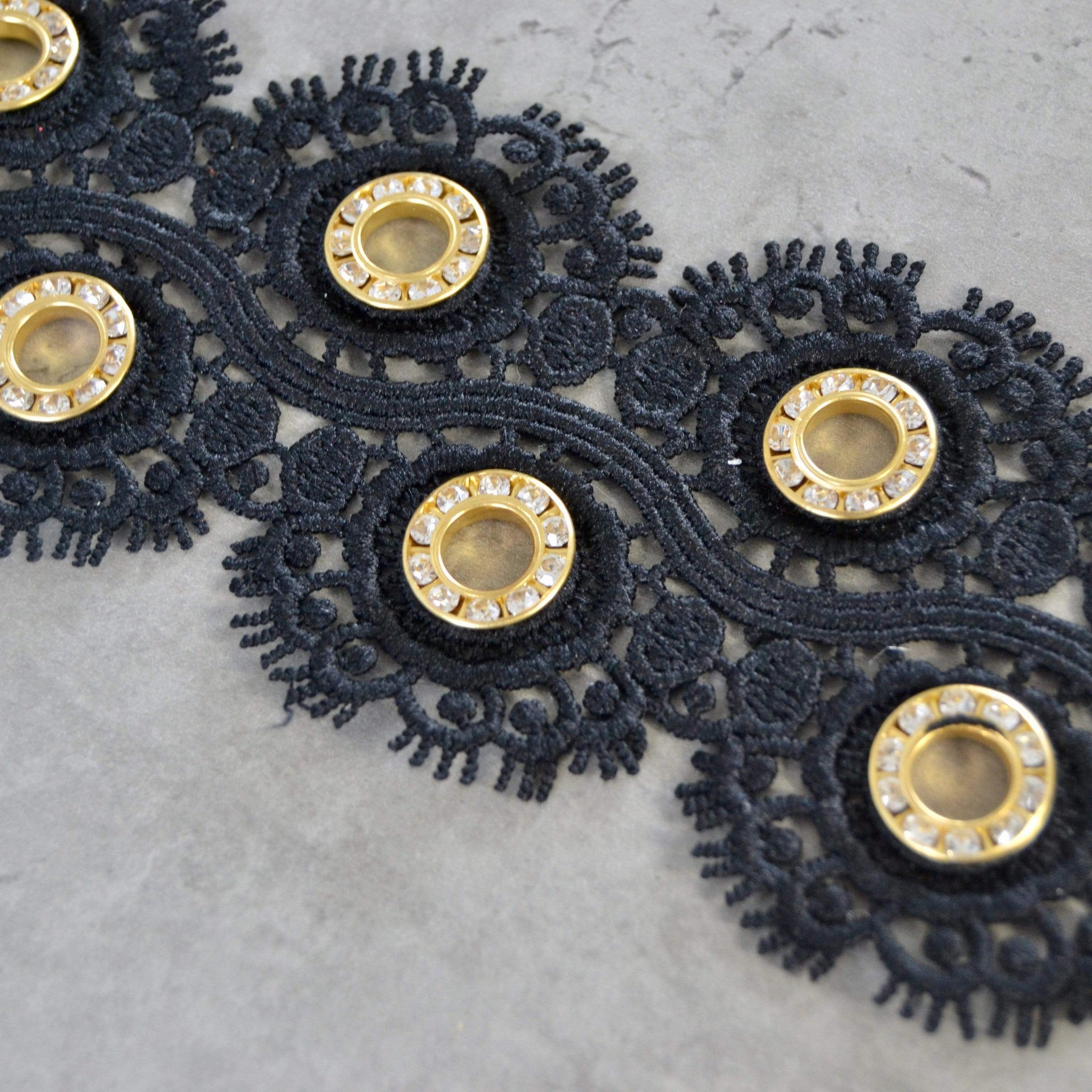 SORT BLOMSTERBÅND MED GULD RINGE 55MM