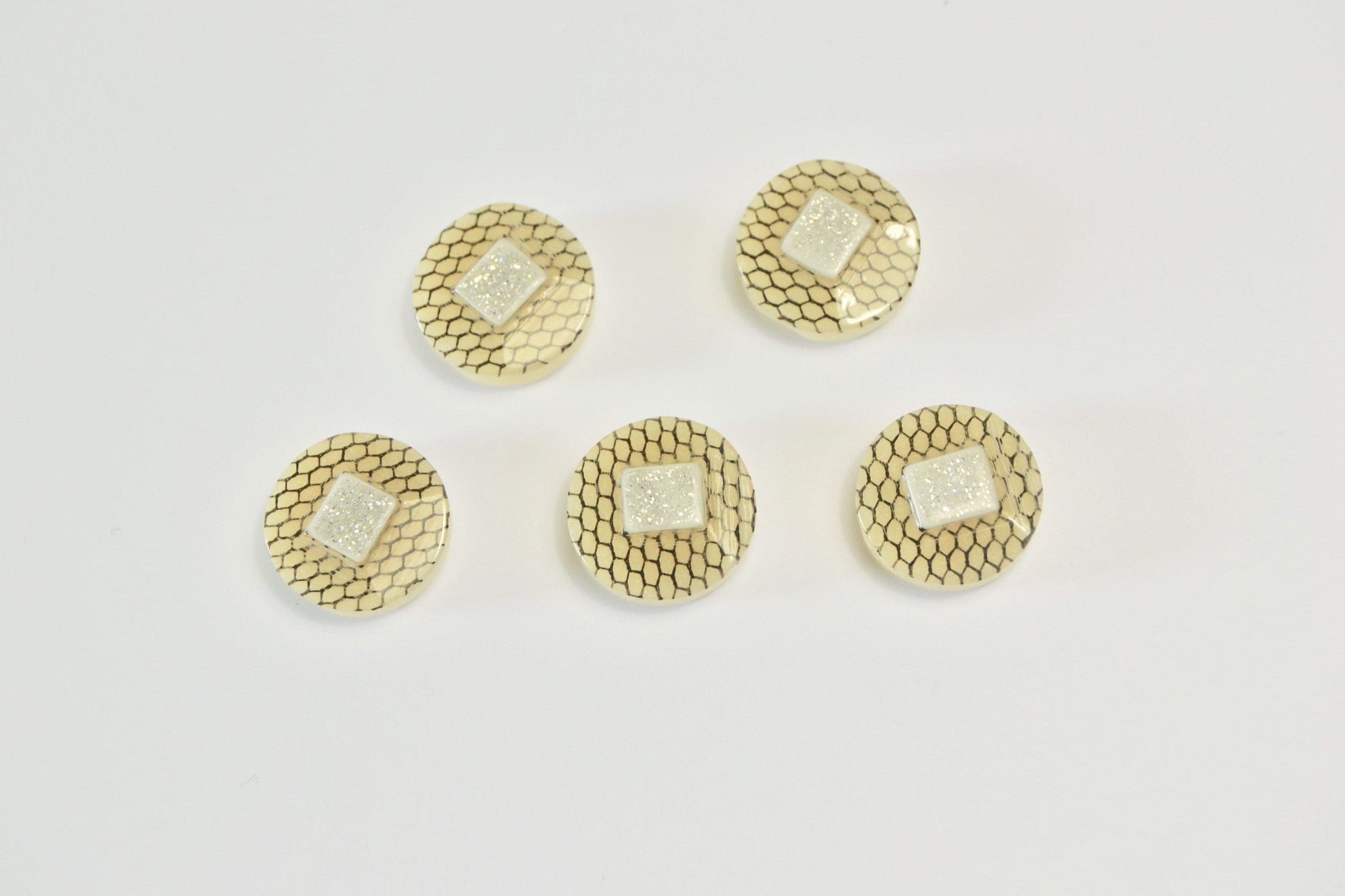 BEIGE KNAPPER MED SØLV GLIMMER 5 STK.
