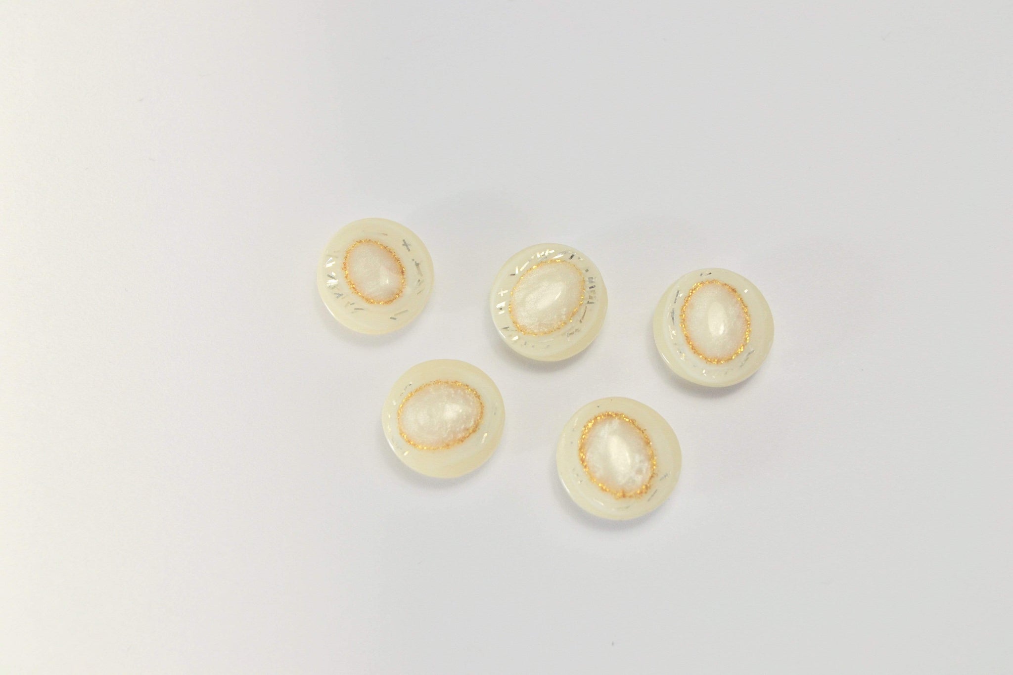 CREMEFARVET KNAPPER MED GULD GLIMMER 5 STK.
