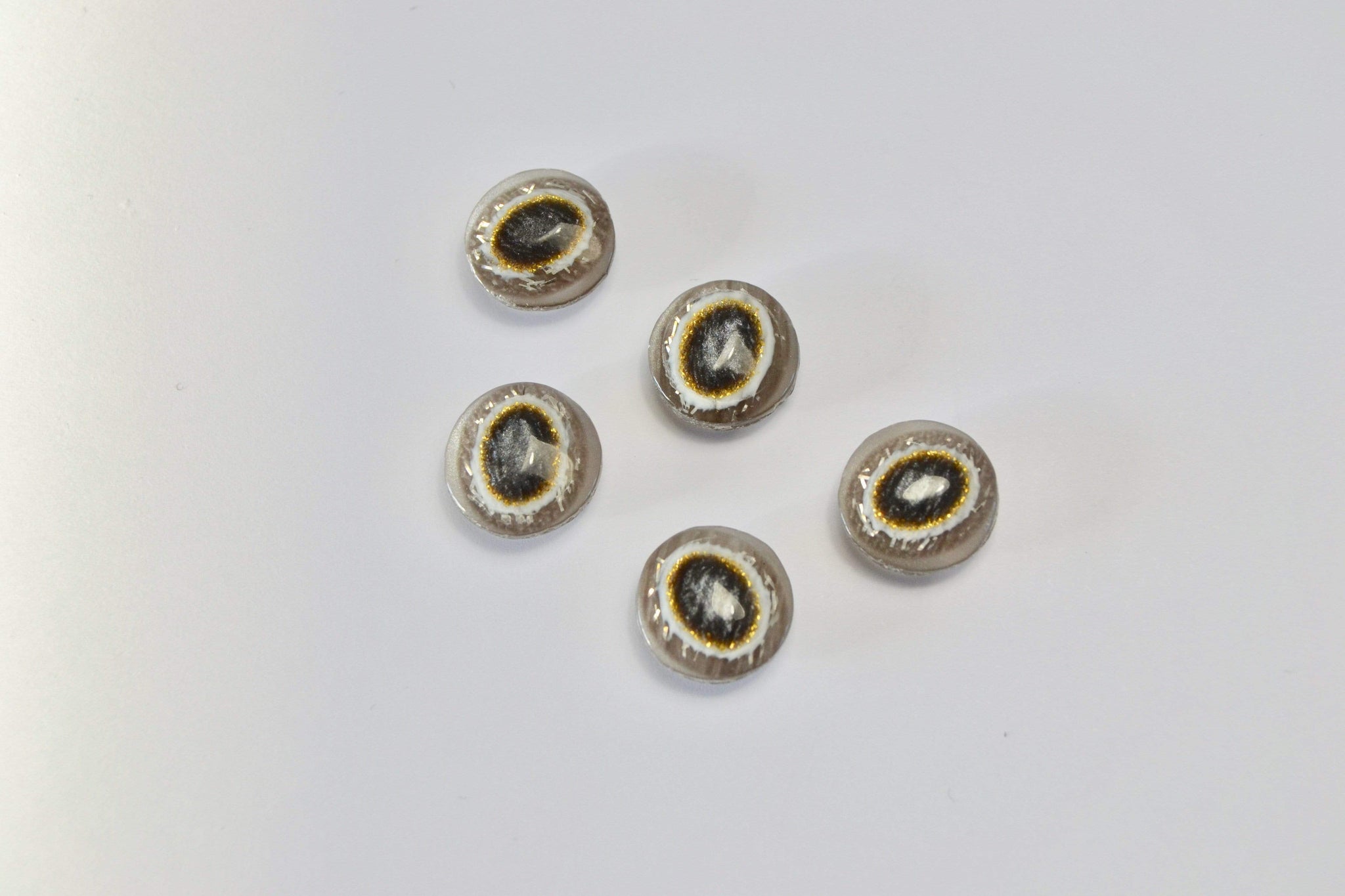 GRÅ KNAPPER MED GULD GLIMMER 5 STK.