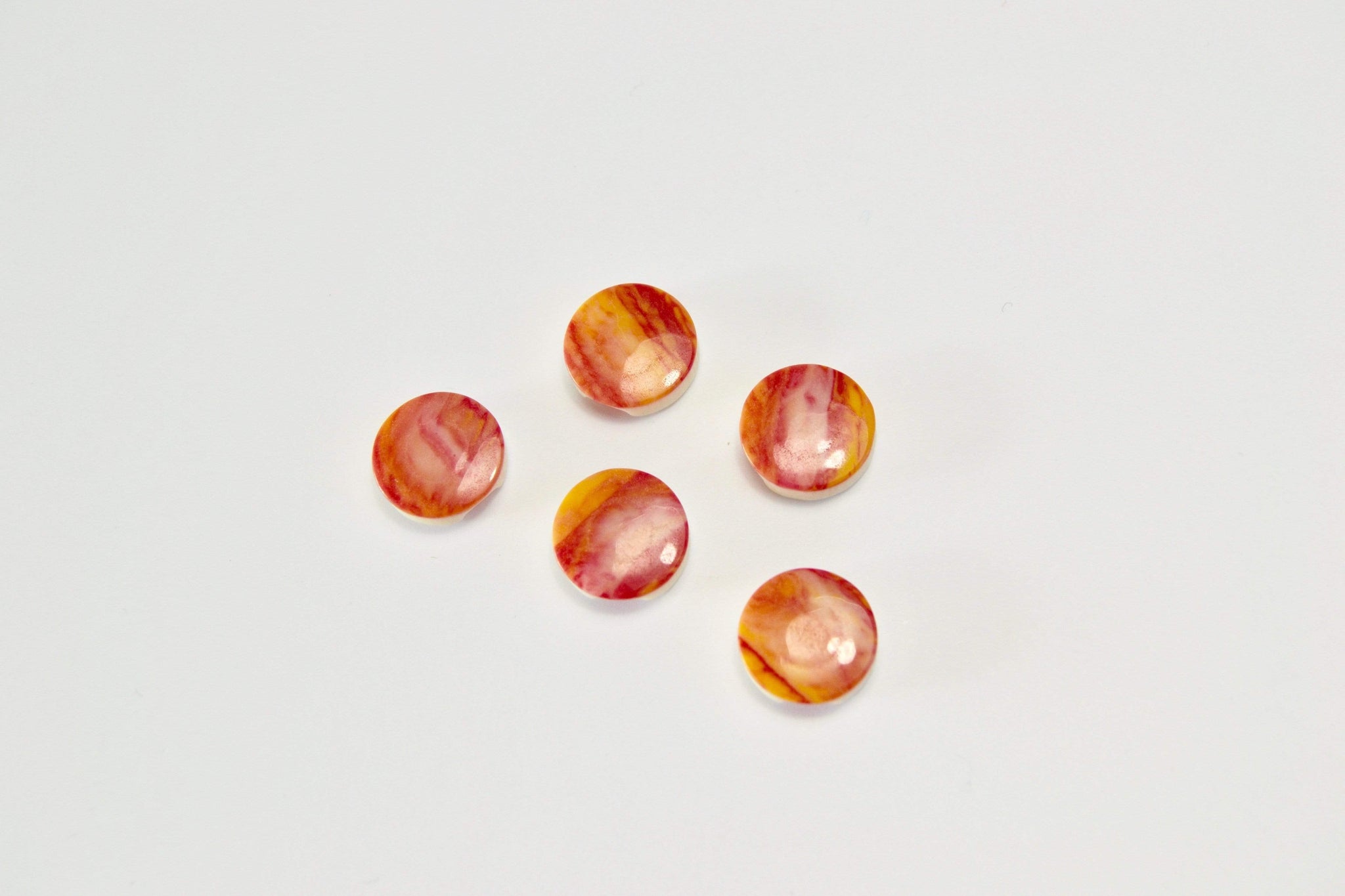 KNAPPER MED RØD/ORANGE MØNSTER 5 STK.