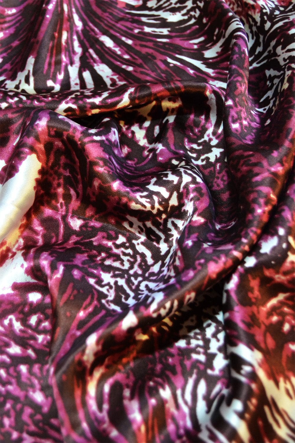 Garn & Metervarer Silke RØD SILKE M. SORT MØNSTER